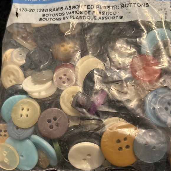 125 GRAMS ASSORTED PLASTIC BUTTONS. - Picture 4 of 9